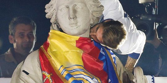 Pawai juara La Liga Spanyol, pemain Real Madrid cium patung Cibeles