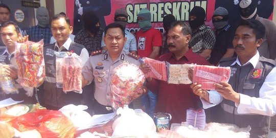 Pabrik makanan ringan pakai bahan makanan sisa digrebek di Sidoarjo