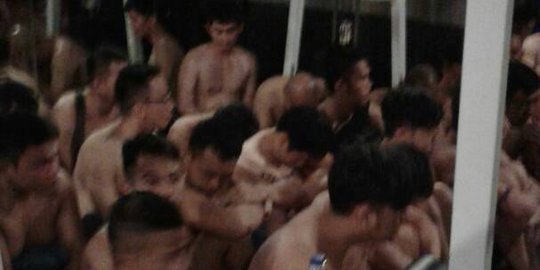 Kondom berserakan tak jauh dari lokasi pesta seks gay di Jakut