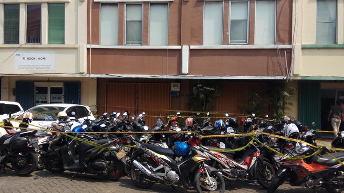 kendaraan di lokasi pesta seks gay disegel