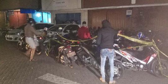 Dipulangkan, peserta pesta seks mulai ambil kendaraan di tempat gym