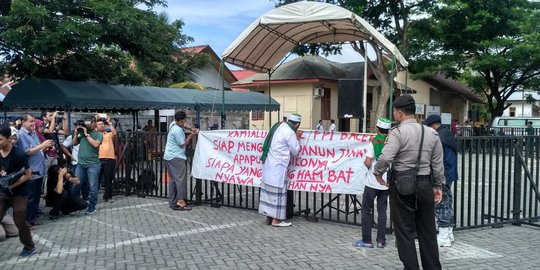 FPI cari pendukung LGBT saat pasangan homoseksual di Aceh dicambuk