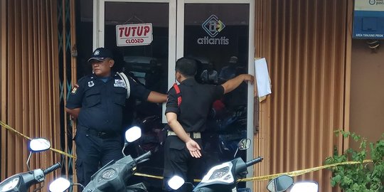 Olah TKP pesta gay di Kelapa Gading, polisi bongkar salah satu ruko