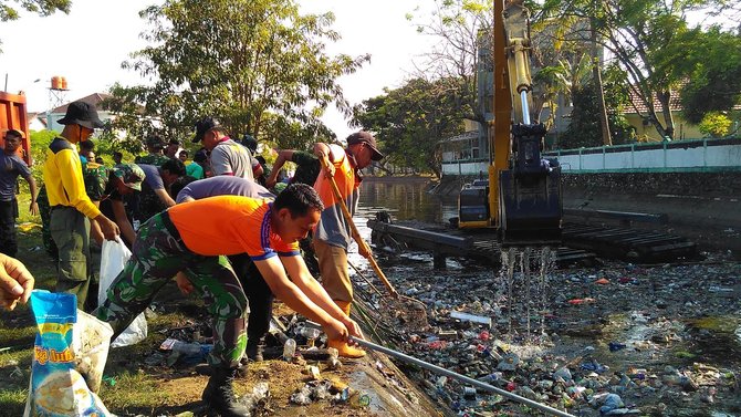 tni bersih bersih kanal di makassar