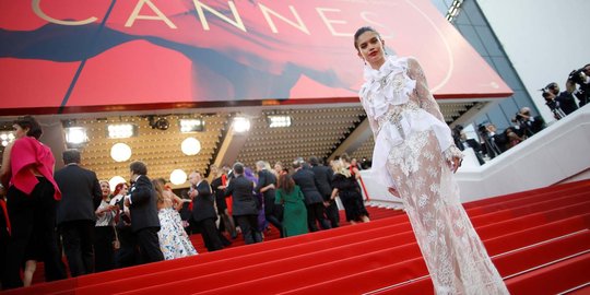 Seksinya bidadari Victoria's Secret bergaun transparan di Cannes