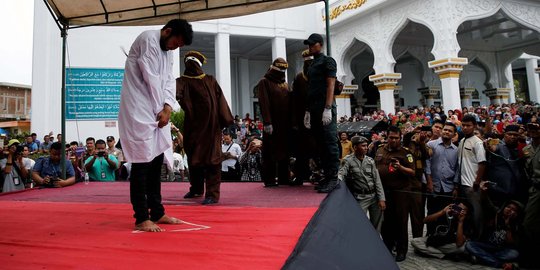 Pasangan gay dicambuk 82 kali di depan ratusan warga Aceh
