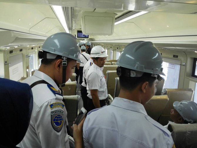 dirjen perkeretaapian tinjau kereta baru buatan pt inka di madiun