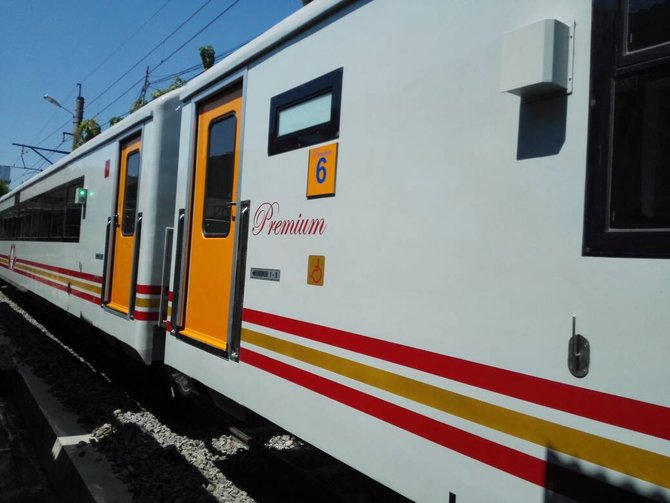 dirjen perkeretaapian tinjau kereta baru buatan pt inka di madiun