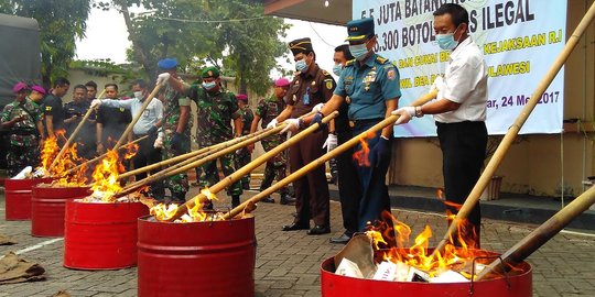 Ribuan botol minuman keras dan rokok ilegal dimusnahkan di Sulawesi