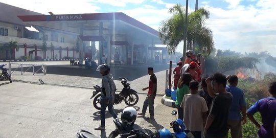 Kebakaran di lahan kosong nyaris melalap sebuah SPBU di Kupang