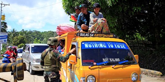 Warga Kota Marawi di Filipina mengungsi akibat serbuan militan