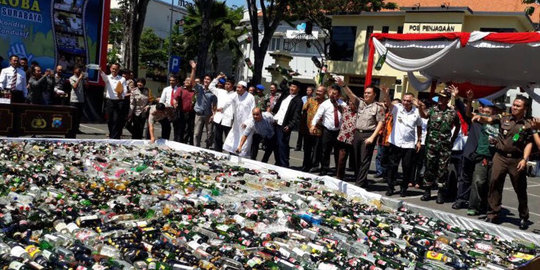 Polrestabes Surabaya musnahkan ribuan botol miras dan 17 kg sabu