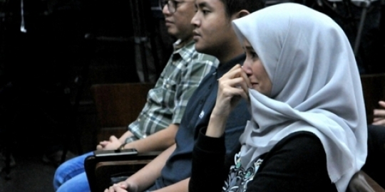 Suami divonis penjara, Inneke Koesherawati teteskan air mata
