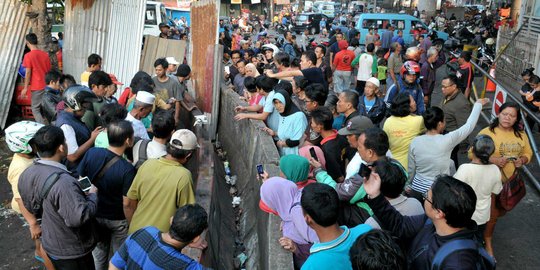 Lokasi bom bunuh diri di Kampung Melayu jadi tontonan warga