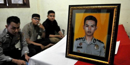 Kapolri naikkan pangkat 3 polisi gugur akibat bom Kampung Melayu