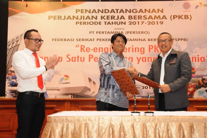 menaker saat memberikan sambutan acara penadatanganan perjanjian kerja bersama periode 2017 2019 antara pt pertamina persero dengan federasi serikat pekerja pertamina bersatu