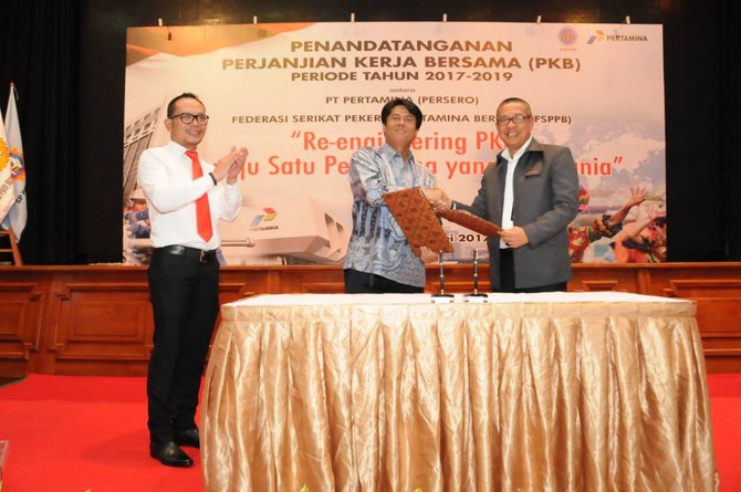 menaker saat memberikan sambutan acara penadatanganan perjanjian kerja bersama periode 2017 2019 antara pt pertamina persero dengan federasi serikat pekerja pertamina bersatu