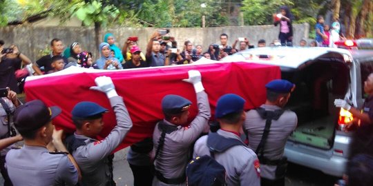 Tiba di rumah duka, jenazah Briptu Imam disalatkan di Masjid Jami