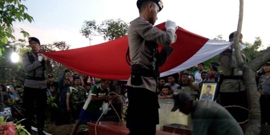 Jenazah Briptu Imam Gilang dimakamkan dengan upacara militer