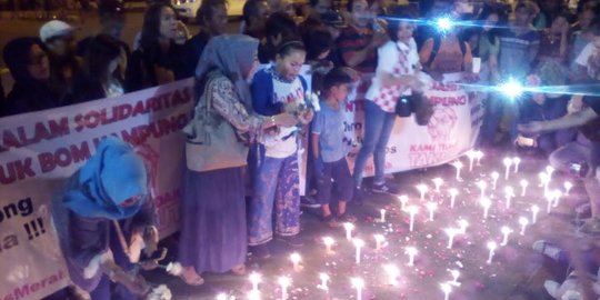 Sejumlah masyarakat lakukan aksi lilin di lokasi bom Kampung Melayu