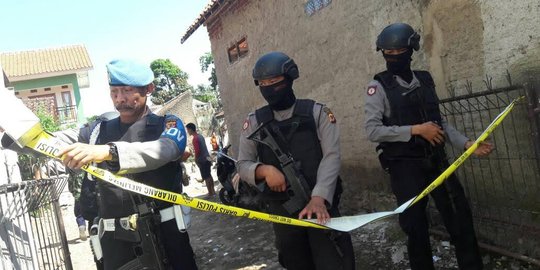 Polisi geledah rumah jaringan bom Kampung Melayu di Bandung