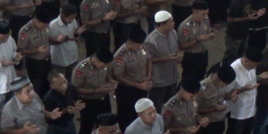 Warga dan Polda Sulsel salat gaib doakan korban bom Kampung Melayu