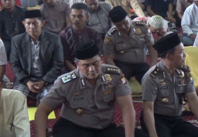 jajaran polda sulsel salat gaib di masjid al markas al islami doakan bom kampung melayu