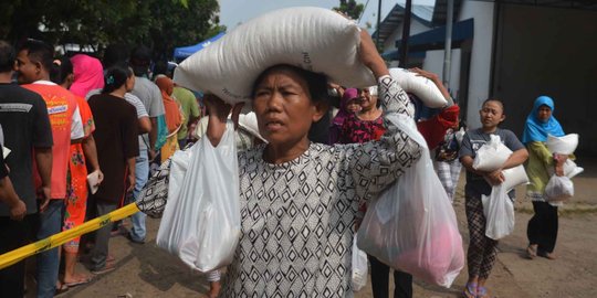 Warga pulau menyeberang ke Makassar, borong sembako jelang Ramadan