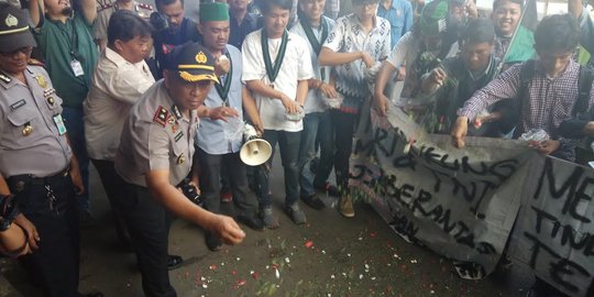 Aksi tabur bunga di lokasi ledakan bom Kampung Melayu