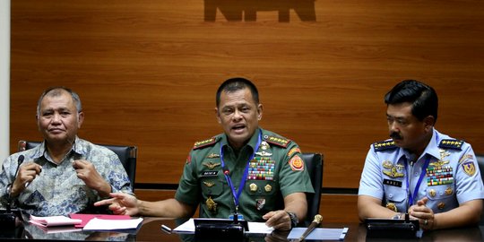 KPK dan TNI umumkan 3 tersangka pengadaan Heli AW-101 miliar rupiah
