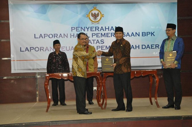 bupati pasuruan m irsyad yusuf menerima laporan hasil pemeriksaan bpk pasuruan empat kali berturut turut raih wtp