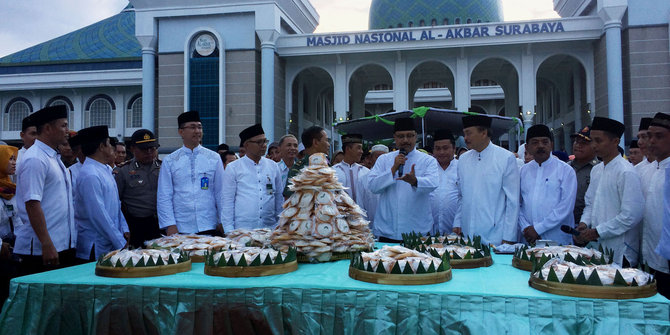 Buka Festival Ramadan, Gus Ipul bagikan 1.438 apem di 