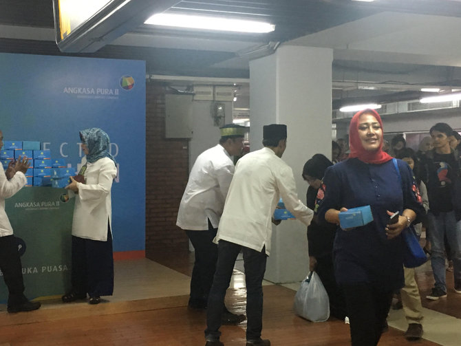 pembagian takjil di bandara soetta