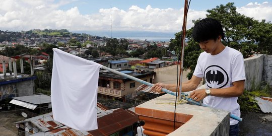 Terjebak serbuan militan, warga Marawi kibarkan bendera putih