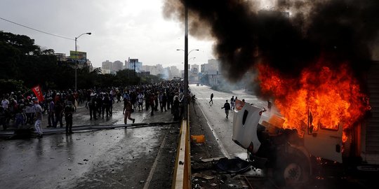 Aksi pengunjuk rasa anti-Maduro bakar truk