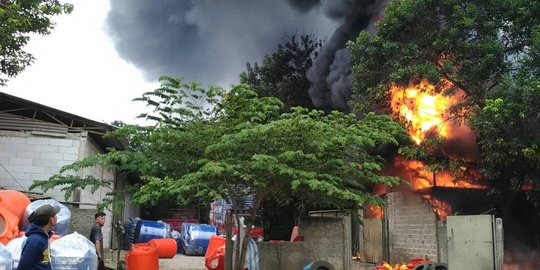 Gudang toren air di Bekasi ludes terbakar