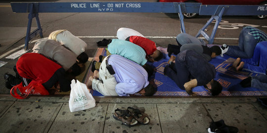 Kekhusyukan muslim AS laksanakan salat Tarawih di pinggir jalan