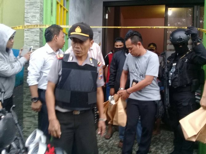 densus 88 amankan barang bukti dari rumah terduga teroris tawangmangu