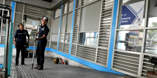 Antisipasi bom, halte Transjakarta dilengkapi metal detector