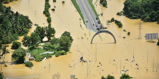 Penampakan banjir bandang tenggelamkan Sri Lanka