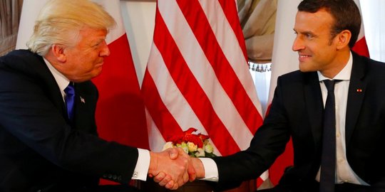 Arti jabat erat dan lama tangan Trump menurut Macron