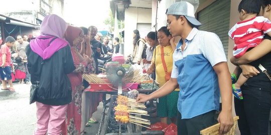 Sate puting susu jadi kuliner paling diburu saat buka puasa di Bali