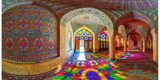 Menikmati kemolekan masjid pink Nasir al-Mulk di Shiraz, Iran