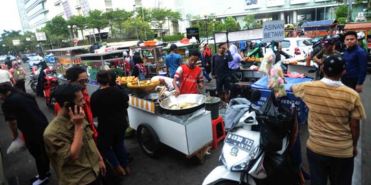 Berburu hidangan buka puasa di Pasar Takjil Kebon Kacang