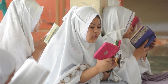 Lebih baik baca Alquran via ponsel atau mushaf? Ini jawabannya