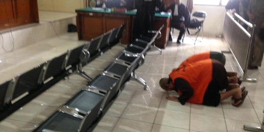 Divonis bebas, 10 terdakwa perusakan Social Kitchen sujud syukur