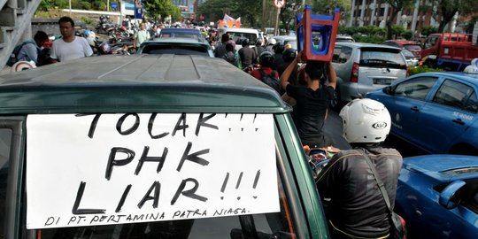 Tolak PHK sepihak, ratusan karyawan Pertamina blokir Rasuna Said