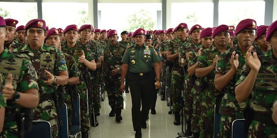 Ramai mendorong TNI perangi terorisme dan polisi tak berat hati