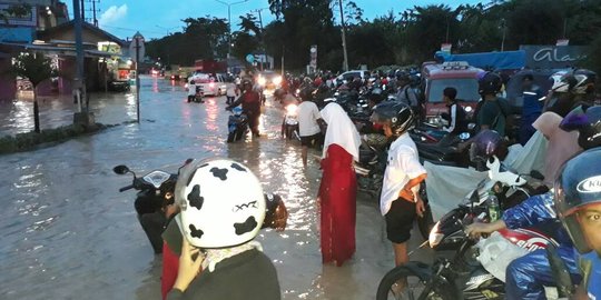 Banjir usai diguyur hujan, warga Samarinda berbuka puasa di jalan