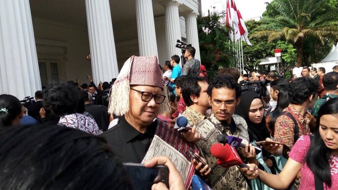 menteri kenakan pakaian adat